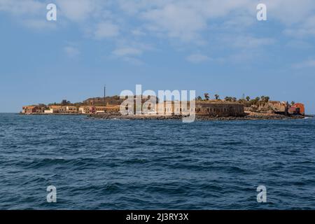 Si avvicina a Goree Island sul traghetto Dakar-Goree. Il grande edificio circolare è costruito in Francia (1850) Fort d'Estrees. Foto Stock