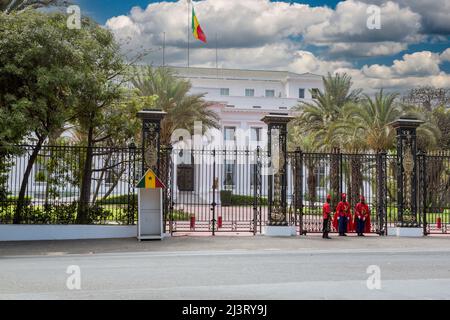 Dakar, Senegal. Protezioni presidenziali di fronte al Palazzo Presidenziale. Sostituzione della protezione. Foto Stock