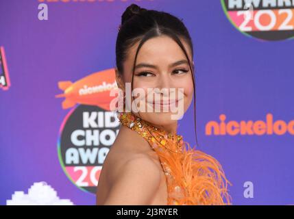 Los Angeles, Stati Uniti. 09th Apr 2022. Miranda Cosgrove arriva al Nickelodeon Kid's Choice Awards 2022 che si tiene presso il Barker Hangar di Santa Monica, CA sabato 9 aprile 2022. (Foto di Sthanlee B. Mirador/Sipa USA) Credit: Sipa USA/Alamy Live News Foto Stock