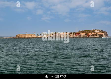 Si avvicina a Goree Island dal traghetto Dakar-Goree, Senegal. Fort d'Estrees (1850) a sinistra, le Castel a destra, punto più alto dell'isola, e sedersi Foto Stock