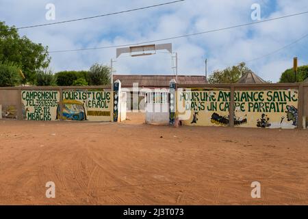 Senegal, Mbacke. Le Baol Campement, che offre semplici Bungalows per alloggiare vicino Touba, che non ha alberghi. Foto Stock