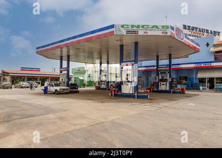 Senegal. Moderno complesso di stazioni di benzina con Cyber Cafe e Ristorante, alla periferia di Dakar. Foto Stock