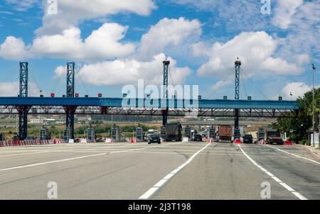 Il Marocco. Avvicinando casello sull'autostrada A-2, tra Meknes e Rabat. Cicogne nidificano in cima a due colonne. Foto Stock