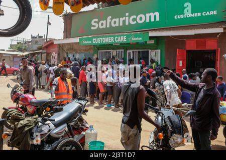 Nairobi, Kenya. 09th Apr 2022. Gli abitanti del luogo si accodano per la registrazione di una nuova scheda SIM al di fuori del negozio di assistenza clienti Safaricom (uno dei principali fornitori di telefonia mobile in Kenya). L'autorità per le comunicazioni (CA) del Kenya ha avvertito gli abbonati di telefonia mobile che non riescono a registrare i propri dati presso i rispettivi fornitori di servizi di telecomunicazione entro aprile 15 dovranno essere dismessi. (Foto di Donwilson Odhiambo/SOPA Images/Sipa USA) Credit: Sipa USA/Alamy Live News Foto Stock