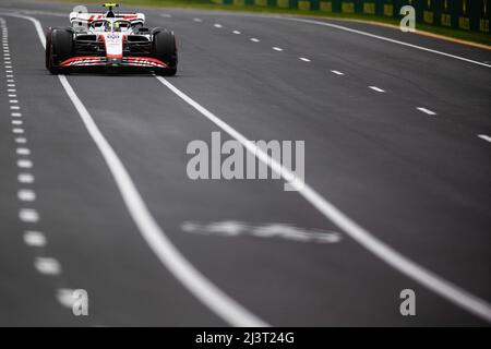 Melbourne, Australia. 09th Apr 2022. Mick Schumacher in Germania guida la Ferrari numero 47 Haas F1 VF-22 durante la pratica davanti al Gran Premio d'Australia 2022 al circuito Albert Park Grand Prix. Credit: SOPA Images Limited/Alamy Live News Foto Stock