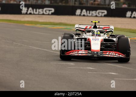 Melbourne, Australia. 09th Apr 2022. Mick Schumacher in Germania guida la Ferrari numero 47 Haas F1 VF-22 in qualifica davanti al Gran Premio d'Australia 2022 sul circuito Albert Park Grand Prix. (Foto di George Hitchens/SOPA Images/Sipa USA) Credit: Sipa USA/Alamy Live News Foto Stock