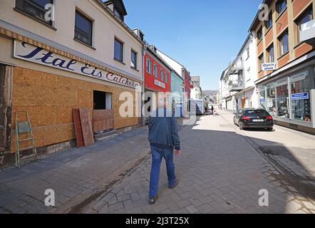 PRODUZIONE - 25 marzo 2022, Renania Settentrionale-Vestfalia, Gemünd: È salito un gelateria nella zona pedonale. Gemünd è stata gravemente colpita dal disastro provocato dalle inondazioni nell'estate del 2021. (A dpa-KORR 'nove mesi su: Affrontare, andare avanti, servizio di chiesa nella tenda di birra') Foto: Oliver Berg/dpa Foto Stock