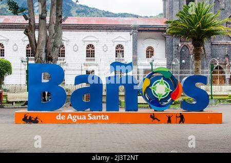 Un cartello dà il benvenuto ai visitatori della città di Baños nella provincia di Tungurahua, Ecuador Foto Stock