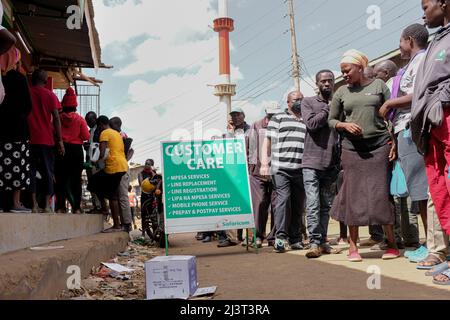 Nairobi, Kenya. 09th Apr 2022. Gli abitanti del luogo si accodano per la registrazione di una nuova scheda SIM al di fuori del negozio di assistenza clienti Safaricom (uno dei principali fornitori di telefonia mobile in Kenya). L'autorità per le comunicazioni (CA) del Kenya ha avvertito gli abbonati di telefonia mobile che non riescono a registrare i propri dati presso i rispettivi fornitori di servizi di telecomunicazione entro aprile 15 dovranno essere dismessi. Credit: SOPA Images Limited/Alamy Live News Foto Stock