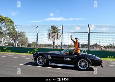 Daniel Ricciardo (AUS) McLaren sulla sfilata dei piloti. Gran Premio d'Australia, domenica 10th aprile 2022. Albert Park, Melbourne, Australia. Foto Stock