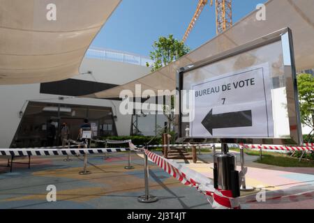 Hong Kong, Cina. 10th Apr 2022. Un segno indica l'entrata di un ufficio di voto nella scuola internazionale francese, in Tseung Kwan O. credito: Marc R. Fernandes/Alamy Live News Foto Stock