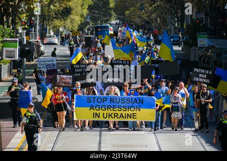 Melbourne, Australia. 10th Apr 2022. I manifestanti marciano attraverso Melbourne per la Pace in Ucraina e chiedono la rimozione dell'ambasciatore russo Aleksey Pavlovsky. Credit: Jay Kogler/Alamy Live News Foto Stock