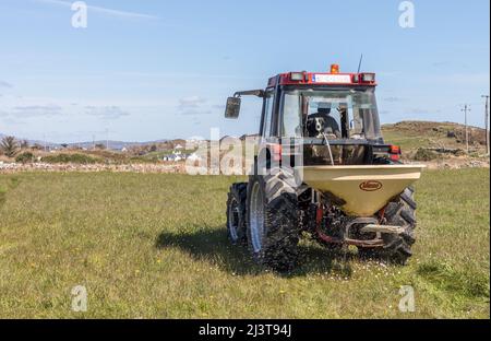 Crookhaven, Cork, Irlanda. 09th aprile 2022. L'agricoltore Edward Burchill con il suo cane Rexie spandendo fertilizzante su terreni agricoli fuori Crookhaven, Co. Cork, Irlanda. - Foto David Creedon Foto Stock