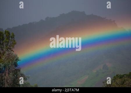 Bellissimo arcobaleno sulle terre e le colline intorno Cerro Punta, provincia di Chiriqui, Repubblica di Panama, America Centrale. Foto Stock