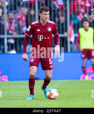 Monaco di Baviera, Germania. 09th Apr 2022. Calcio: Bundesliga, Bayern Monaco - FC Augsburg, Matchday 29 all'Allianz Arena. Benjamin Pavard di Monaco gioca la palla. Credit: Sven Hoppe/dpa - NOTA IMPORTANTE: In conformità con i requisiti della DFL Deutsche Fußball Liga e della DFB Deutscher Fußball-Bund, è vietato utilizzare o utilizzare fotografie scattate nello stadio e/o della partita sotto forma di immagini di sequenza e/o serie di foto video-simili./dpa/Alamy Live News Foto Stock