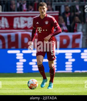 Monaco di Baviera, Germania. 09th Apr 2022. Calcio: Bundesliga, Bayern Monaco - FC Augsburg, Matchday 29 all'Allianz Arena. Benjamin Pavard di Monaco gioca la palla. Credit: Sven Hoppe/dpa - NOTA IMPORTANTE: In conformità con i requisiti della DFL Deutsche Fußball Liga e della DFB Deutscher Fußball-Bund, è vietato utilizzare o utilizzare fotografie scattate nello stadio e/o della partita sotto forma di immagini di sequenza e/o serie di foto video-simili./dpa/Alamy Live News Foto Stock