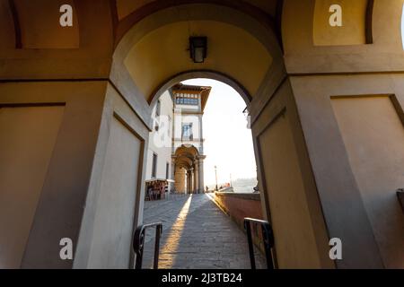 Bella galleria vicino al famoso Ponte Vecchio sul fiume Arno a Firenze Foto Stock