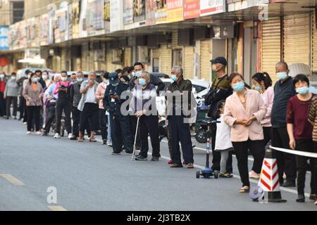 Fuyang, Cina. 10th Apr 2022. I residenti che indossano maschere per il viso come precauzione contro la diffusione di Covid-19 attendere in una linea per essere testato per COVID-19 a Fuyang. Il continente cinese ha segnalato 1.318 nuovi casi di covid-19 confermati trasmessi localmente il sabato, verso il basso dalle 1.334 di venerdì, ha detto la Commissione sanitaria nazionale. Dei casi locali confermati riportati sabato, 1.006 sono stati a Shanghai, 242 a Jilin, 16 a Zhejiang, 10 a Guangdong, e tre a Pechino. Il resto è stato riportato in 12 altre regioni a livello provinciale. Credit: SOPA Images Limited/Alamy Live News Foto Stock