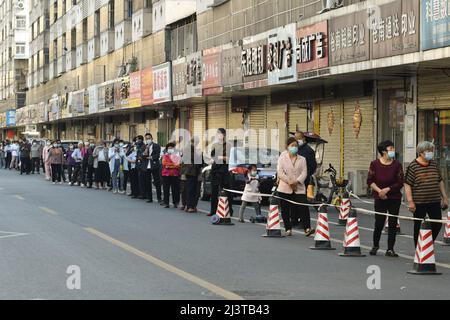 I residenti che indossano maschere per il viso come precauzione contro la diffusione di Covid-19 attendere in una linea per essere testato per COVID-19 a Fuyang. Il continente cinese ha segnalato 1.318 nuovi casi di covid-19 confermati trasmessi localmente il sabato, verso il basso dalle 1.334 di venerdì, ha detto la Commissione sanitaria nazionale. Dei casi locali confermati riportati sabato, 1.006 sono stati a Shanghai, 242 a Jilin, 16 a Zhejiang, 10 a Guangdong, e tre a Pechino. Il resto è stato riportato in 12 altre regioni a livello provinciale. (Foto di Sheldon Cooper/SOPA Images/Sipa USA) Foto Stock