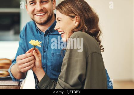 Le cose migliori della vita sono libere. Shot di una giovane coppia affettuosa godendosi la loro data all'aperto. Foto Stock