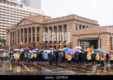 Sri Lanka crisi economica e politica. Poliziotti e poliziotti. Il presidente dello Sri Lanka Gotabaya Rajapaksa deve affrontare la più grande protesta di strada. Foto Stock