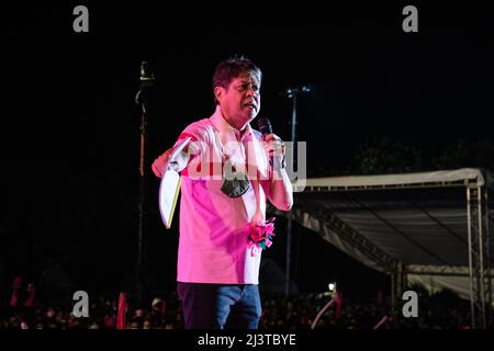 Dagupan, Filippine. 08th Apr 2022. Senatore e Vice Presidential spera Francis 'Kiko' Pangilinan parla alla folla durante il raduno della campagna. Il Vice Presidente Leni Robredo partecipa a un grande raduno in campagna per la presidenza filippina a Dagupan, Pangasinan. Robredo è in esecuzione per la presidenza contro Ferdinand 'Bongbong' Marcos Jr., il figlio e omonimo del dittatore cacciato Ferdinand Marcos Sr. (Foto di Oliver Haynes/SOPA Images/Sipa USA) Credit: Sipa USA/Alamy Live News Foto Stock