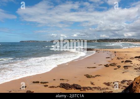 Long Reef Beach e Long Reef headland sulla costa orientale di Sydney Australia in una soleggiata giornata autunnale Foto Stock