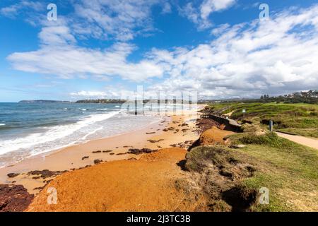 Long Reef Beach e Long Reef headland sulla costa orientale di Sydney Australia in una soleggiata giornata autunnale Foto Stock