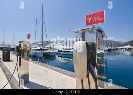 TIVAT, MONTENEGRO - 15 LUGLIO 2021: Stazioni di ricarica per le automobili Tesla presso il porto marittimo di Porto Montenegro Foto Stock