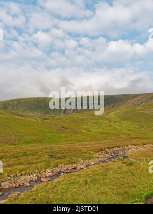 Il ponte pedonale Stalkers sulle acque di Saugh in Glen Lethnot guardando fino al Burn di Duskintry in lontananza. Foto Stock