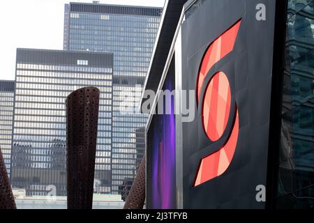 Il logo Scotiabank è visibile davanti alla Scotiabank Arena, una struttura polivalente al coperto a Toronto. Foto Stock