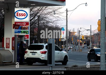 Un uomo è visto parcheggiato, riempiendo con gas nel centro di Toronto come i prezzi del gas raggiungono i massimi canadesi di tutti i tempi all'inizio del 2022. Foto Stock