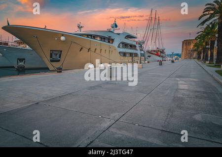 L'umore del mattino presto nel porto turistico e le palme sulla passerella a Trogir, Dalmazia, Croazia, Europa Foto Stock