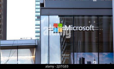 Un cartello Microsoft pubblicato sul lato di un edificio nel centro di Toronto in una giornata di sole. Foto Stock