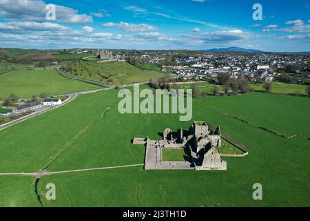 Veduta aerea dell'Abbazia di Hore, un monastero cistercense in rovina vicino alla Rocca di Cashel, Contea di Tipperary, Repubblica d'Irlanda Foto Stock