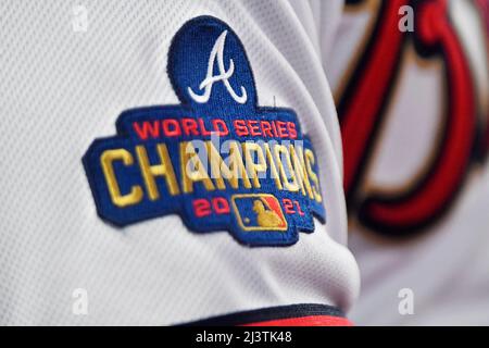 Atlanta, Georgia, Stati Uniti. 09th Apr 2022. La patch 2021 World Series Champions viene visualizzata sulla manica destra della maglia Atlanta Braves durante una partita MLB tra gli Atlanta Braves e i Cincinnati Reds al Truist Park di Atlanta, GA. Austin McAfee/CSM/Alamy Live News Foto Stock