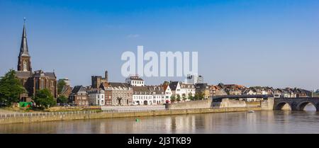 Panorama della chiesa di San Martino sul fiume Maas a Maastricht, Paesi Bassi Foto Stock