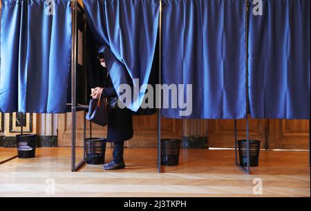 Parigi, Francia. 10th Apr 2022. Un cittadino lancia il suo voto in un seggio elettorale a Clichy, nei pressi di Parigi, Francia, 10 aprile 2022. Il primo turno delle elezioni presidenziali francesi del 2022 si è svolto domenica. Credit: Gao Jing/Xinhua/Alamy Live News Foto Stock