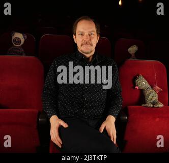 Berlino, Germania. 20th Feb 2022. L'attore Godehard Giese siede nel cinema Klick di Berlino Charlottenburg. Credit: XAMAX/dpa/Alamy Live News Foto Stock