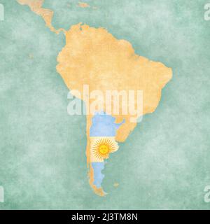 Argentina (bandiera argentina) sulla mappa del Sud America. La mappa è in stile estivo d'epoca e d'atmosfera soleggiata. La mappa ha un soft grunge e atmos vintage Foto Stock