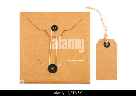 top view closeup set regalo di carta artigianale tag e busta con mockup filo tessuto isolato su sfondo bianco Foto Stock