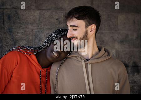 Ritratto di affettuosa coppia di giovani biracali Foto Stock