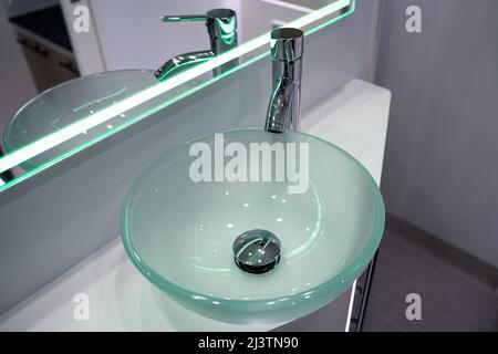 Primo piano di un piccolo lavandino in vetro con specchio all'interno di un lussuoso camper roulotte Foto Stock