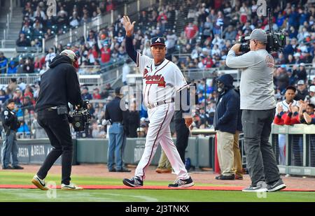 Atlanta, Georgia, Stati Uniti. 09th Apr 2022. Brian Snitker, manager di Atlanta Braves, si affollerà alla folla mentre viene presentato durante la cerimonia di consegna dei campioni del mondo prima dell'inizio di una partita MLB contro i Cincinnati Reds al Truist Park di Atlanta, GA. Austin McAfee/CSM/Alamy Live News Foto Stock