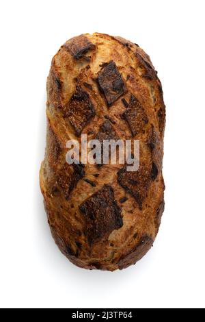 pane tradizionale appena sfornato fatto in casa isolato su sfondo bianco, vista dall'alto, pagnotta intera di pane rustico di cereali biologici con cipolle Foto Stock