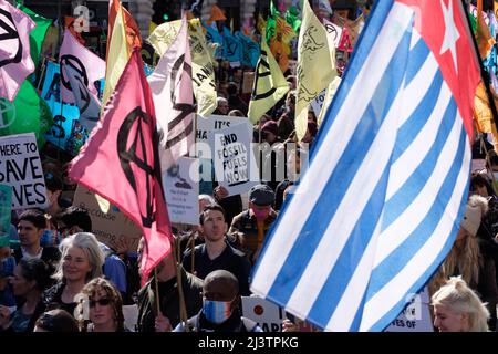 Londra, Regno Unito. 9th Apr 2022. Gli attivisti della Extinction Rebellion (XR) si sono riuniti in Hyde Park e hanno marciato attraverso Oxford Street facendo una sosta a Oxford Circus, St James Square, dove ha sede la BP e infine a Trafalgar Square, dove il traffico è stato bloccato. Oggi è stato parte di una settimana di proteste e azioni di disobbedienza civile per chiedere un arresto immediato di tutte le nuove infrastrutture di combustibili fossili da parte del governo britannico in mezzo alla crisi climatica e l'emergenza ecologica. Foto Stock