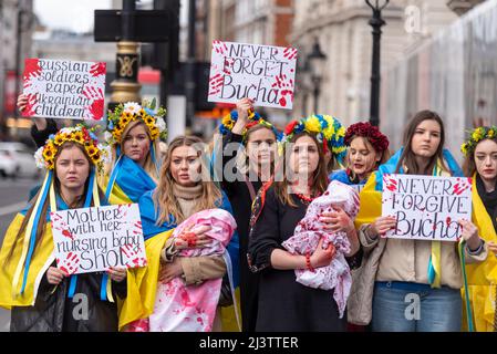 I manifestanti hanno fatto una marcia di morte e di protesta, facendo riferimento ai civili ucraini uccisi in città come Bucha durante la guerra con la Russia. Foto Stock