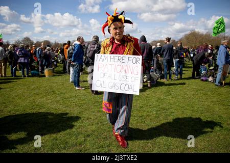 Londra, Regno Unito. 09th Apr 2022. Un manifestante in costume clown tiene una targa che esprime la sua opinione prima della dimostrazione. Il gruppo di proteste sul cambiamento climatico Extinction Rebellion invita a un nuovo round di una serie di proteste durante le vacanze di Pasqua a spingere per porre fine all’uso dei combustibili fossili. I manifestanti chiedono di porre fine immediatamente a tutti i nuovi investimenti di combustibili fossili poiché la dipendenza dai combustibili fossili sta finanziando la guerra Russia-Ucraina, contribuendo al costo della vita alla crisi, e portando al crollo del clima. (Foto di Hesther ng/SOPA Images/Sipa USA) Credit: Sipa USA/Alamy Live News Foto Stock