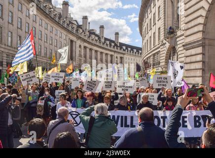 Londra, Regno Unito. 9th aprile 2022. Manifestanti in Regent Street. Migliaia di manifestanti della ribellione di estinzione hanno marciato attraverso il centro di Londra e bloccato le strade, chiedendo al governo di porre fine ai combustibili fossili e agire sul cambiamento climatico. Foto Stock