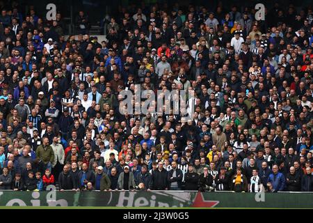 Newcastle United Fans Look on - Tottenham Hotspur v Newcastle United, Premier League, Tottenham Hotspur Stadium, Londra, Regno Unito - 3rd Aprile 2022 solo per uso editoriale - si applicano restrizioni DataCo Foto Stock